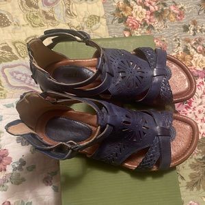 Good condition. Earth brand sandels